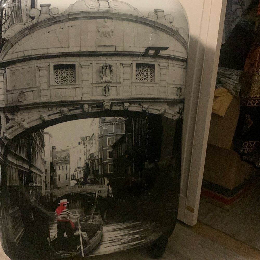 Beautiful piece of luggage. Is a spinner piece. Can be used for home accent